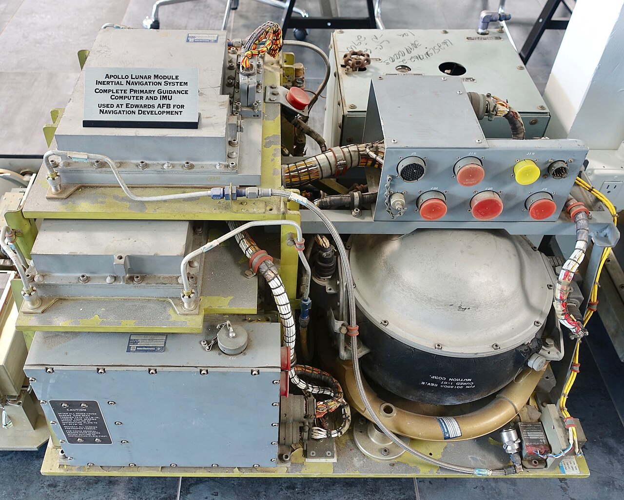 Apollo Guidance Computer (AGC) i system nawigacji z drugiego modułu księżycowego LM-2, sfotografowane 18 lipca 2019 roku. Zdjęcie archiwalne; nie przedstawia opisywanego zdarzenia Plik bez zmian redakcyjnych; miniatura dopasowana do układu strony.