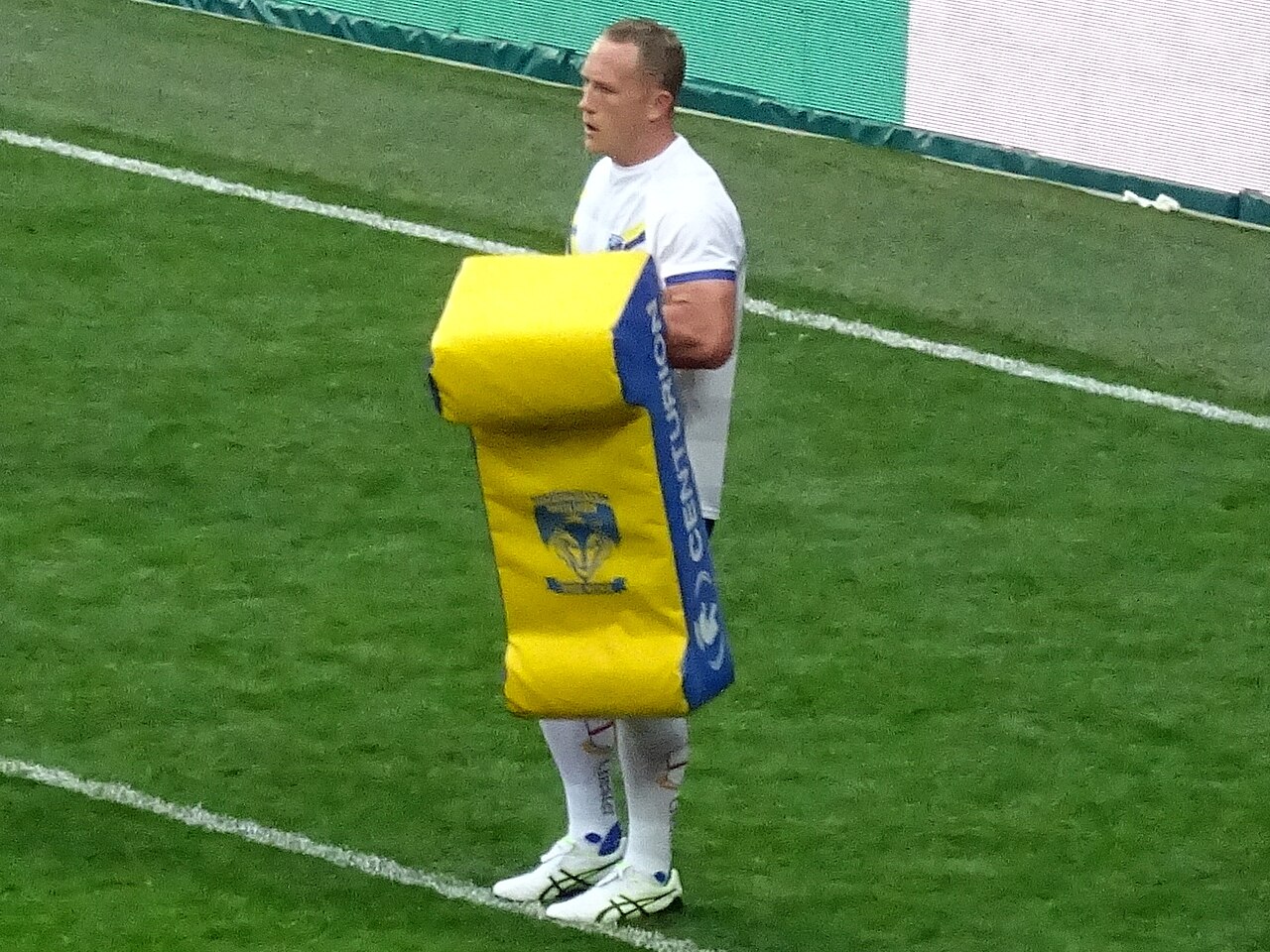 Jason Clark podczas rozgrzewki Warrington Wolves, 24 maja 2019 r. Zdjęcie archiwalne; nie przedstawia opisywanego zdarzenia Plik bez zmian redakcyjnych; miniatura dopasowana do układu strony.