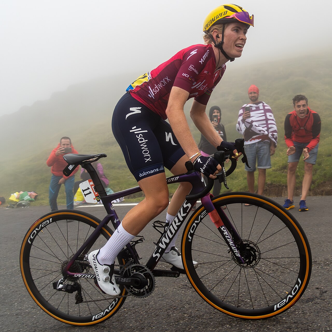 Demi Vollering podczas podjazdu na Col du Tourmalet w trakcie Tour de France Femmes 2023, 29 lipca 2023 r. Zdjęcie archiwalne; nie przedstawia opisywanego zdarzenia. Plik bez zmian redakcyjnych; miniatura dopasowana do układu strony.