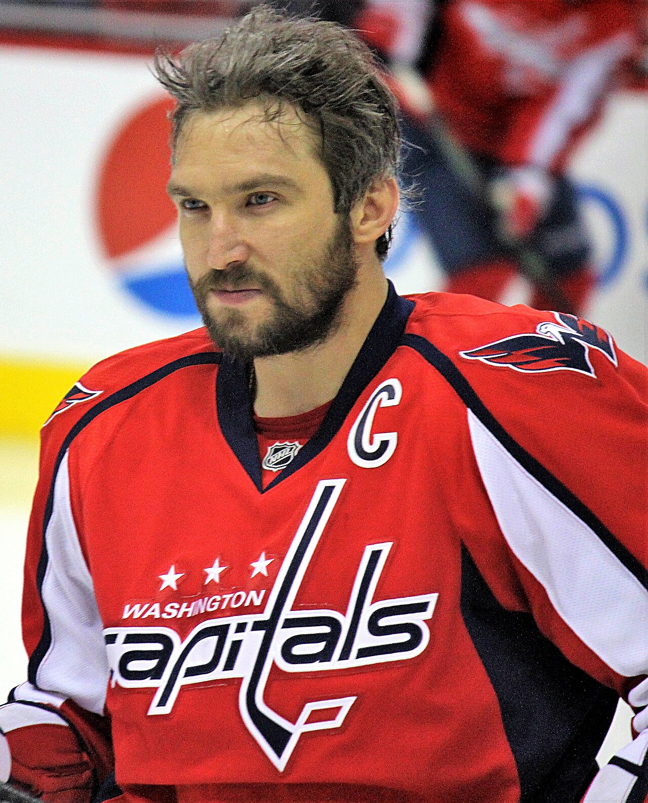 Aleksandr Owieczkin podczas rozgrzewki przed piątym meczem serii pierwszej rundy play-offów Konferencji Wschodniej przeciwko Pittsburgh Penguins, 6 maja 2017 roku, Verizon Center w Waszyngtonie. Zdjęcie archiwalne; nie przedstawia opisywanego zdarzenia Plik bez zmian redakcyjnych; miniatura dopasowana do układu strony.