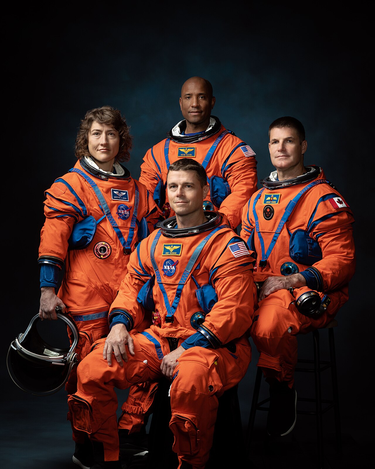Oficjalny portret załogi Artemis II: Christina Koch, Victor Glover, Jeremy Hansen i Reid Wiseman, wykonany w studiu fotograficznym w budynku 8 NASA 29 marca 2023 r. Zdjęcie archiwalne; nie przedstawia opisywanego zdarzenia. Plik bez zmian redakcyjnych; miniatura dopasowana do układu strony.