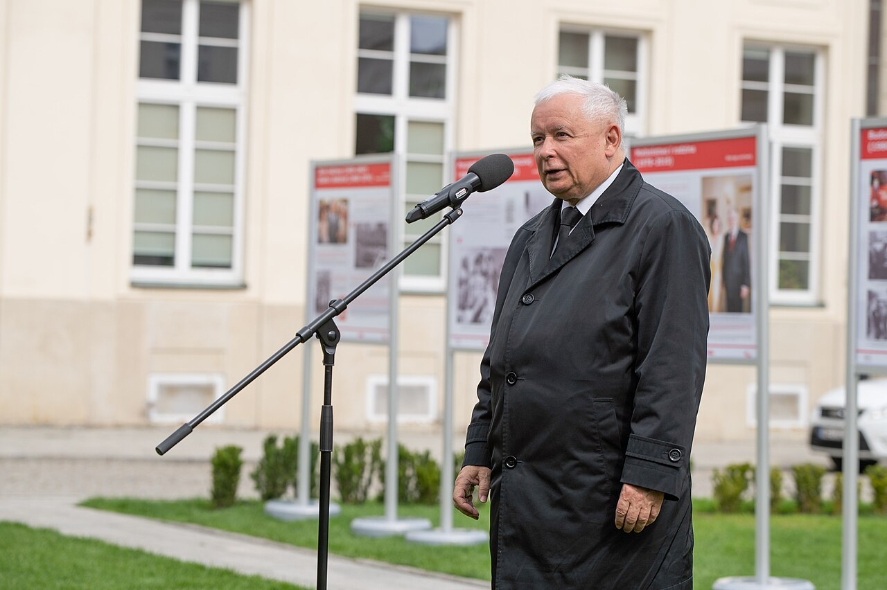Jarosław Kaczyński podczas otwarcia wystawy „Lech Kaczyński – Człowiek Solidarności”, 7 września 2020 r. Zdjęcie archiwalne; nie przedstawia opisywanego zdarzenia. Plik bez zmian redakcyjnych; miniatura dopasowana do układu strony.