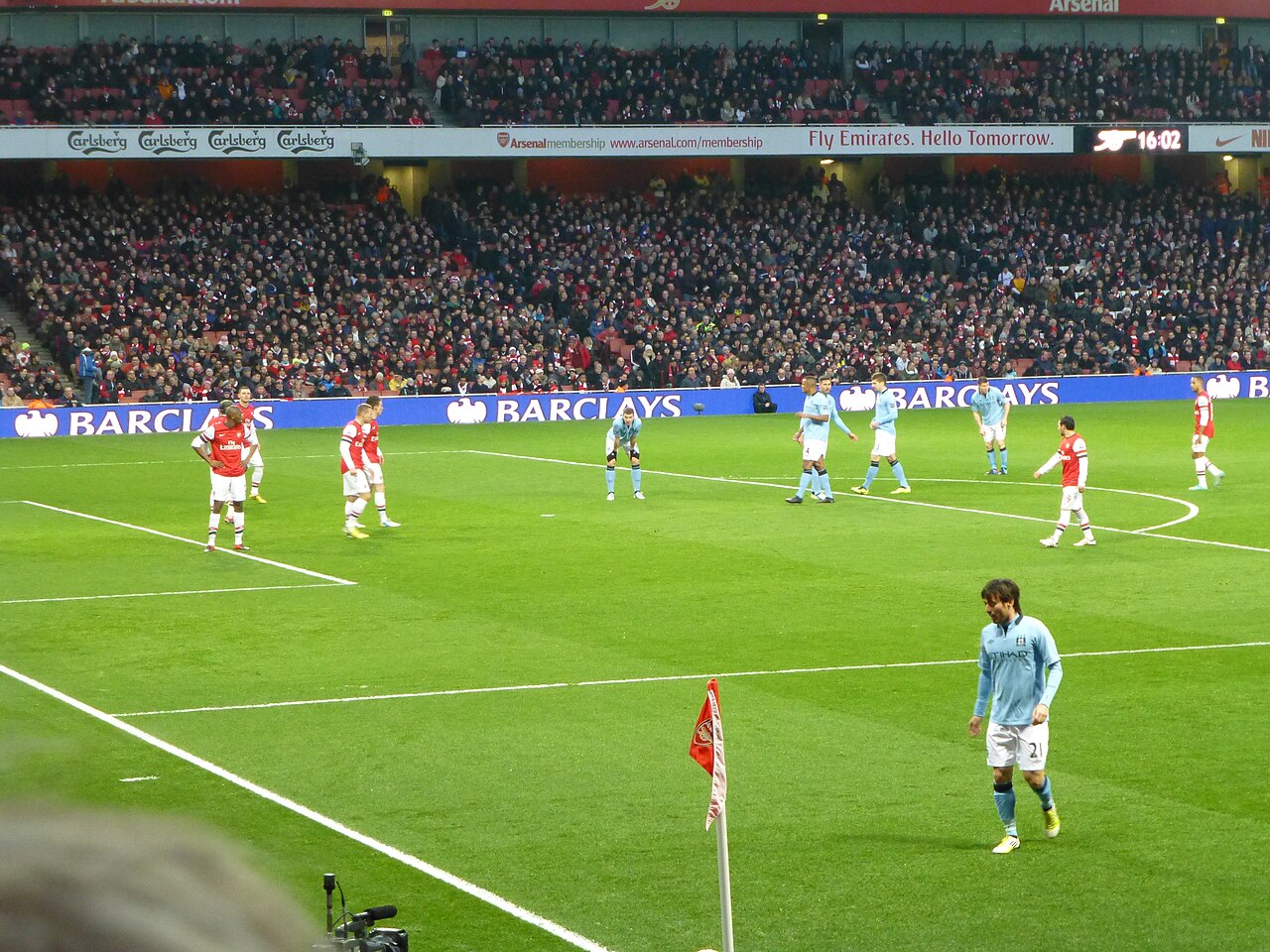 David Silva przed wykonaniem rzutu rożnego w meczu Arsenal–Manchester City, 13 stycznia 2013 r. Zdjęcie archiwalne; nie przedstawia opisywanego zdarzenia Plik bez zmian redakcyjnych; miniatura dopasowana do układu strony.