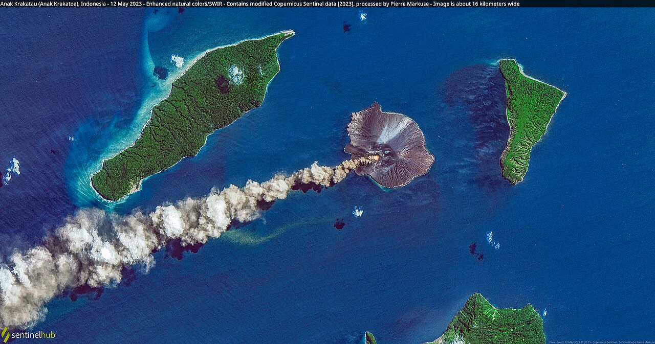 Anak Krakatau (Anak Krakatoa) w Indonezji, zdjęcie satelitarne z 12 maja 2023 roku; obraz obejmuje obszar o szerokości około 16 km. Zdjęcie archiwalne; nie przedstawia opisywanego zdarzenia Plik bez zmian redakcyjnych; miniatura dopasowana do układu strony.