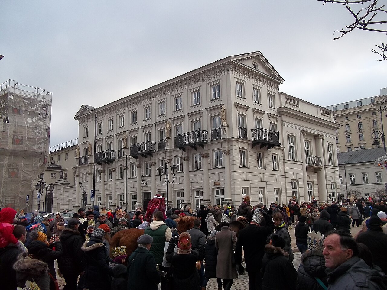 Pałac Prezydencki w Warszawie, sfotografowany 6 stycznia 2014 roku w Święto Trzech Króli. Zdjęcie archiwalne; nie przedstawia opisywanego zdarzenia Plik bez zmian redakcyjnych; miniatura dopasowana do układu strony.