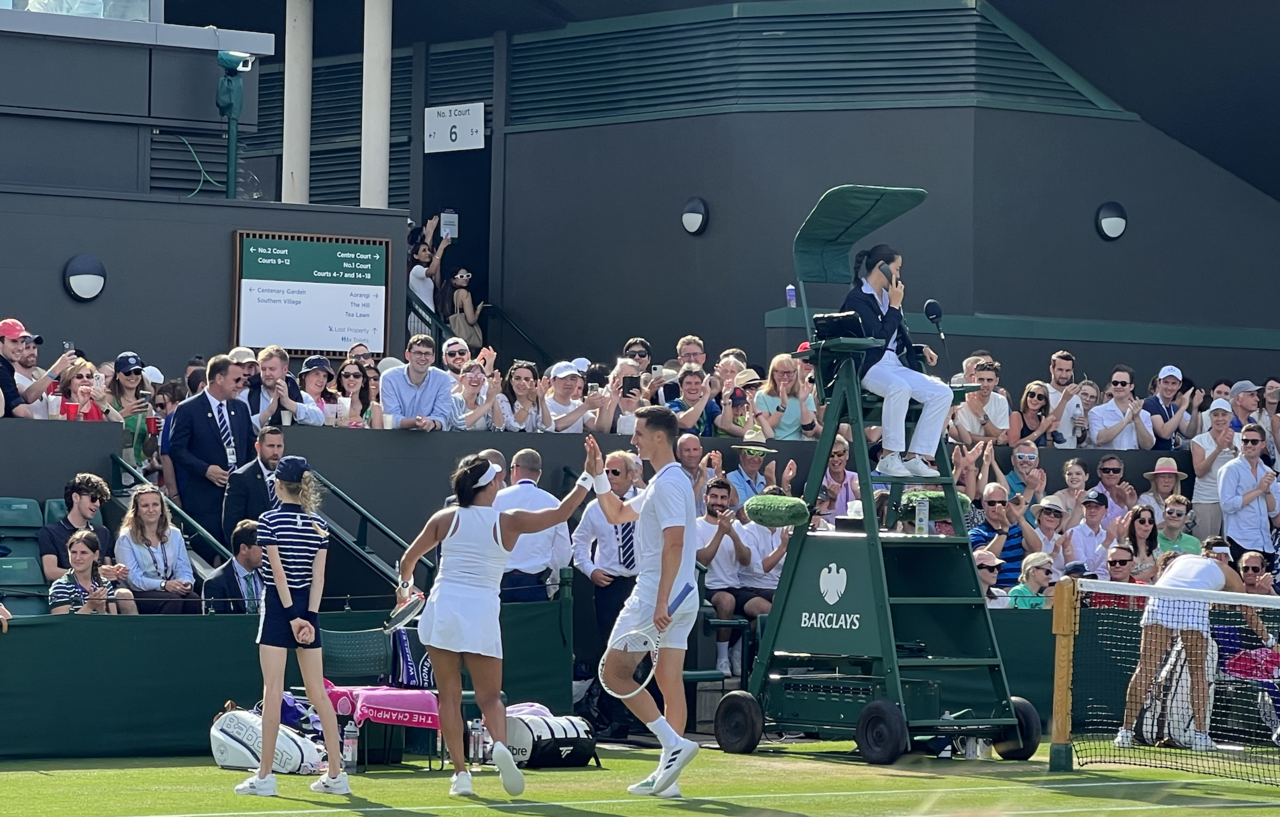 Heather Watson i Joe Salisbury świętują zwycięstwo w meczu na Wimbledonie, 9 lipca 2023 roku. Zdjęcie archiwalne; nie przedstawia opisywanego zdarzenia Plik bez zmian redakcyjnych; miniatura dopasowana do układu strony.