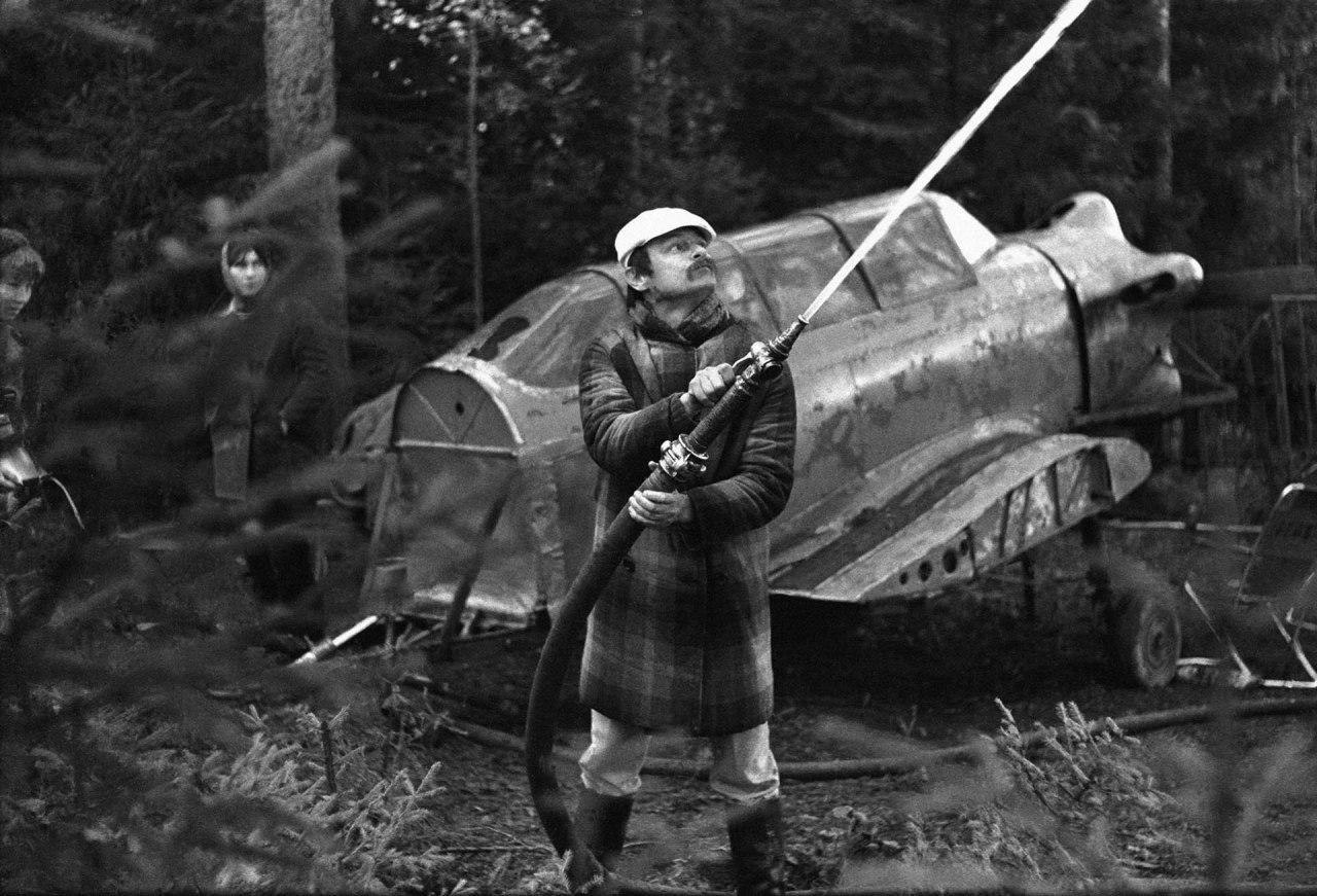 Andriej Tarkowski podczas realizacji filmu „Zwierciadło” w Tuchkowie, 1974. Zdjęcie archiwalne; nie przedstawia opisywanego zdarzenia Plik bez zmian redakcyjnych; miniatura dopasowana do układu strony.