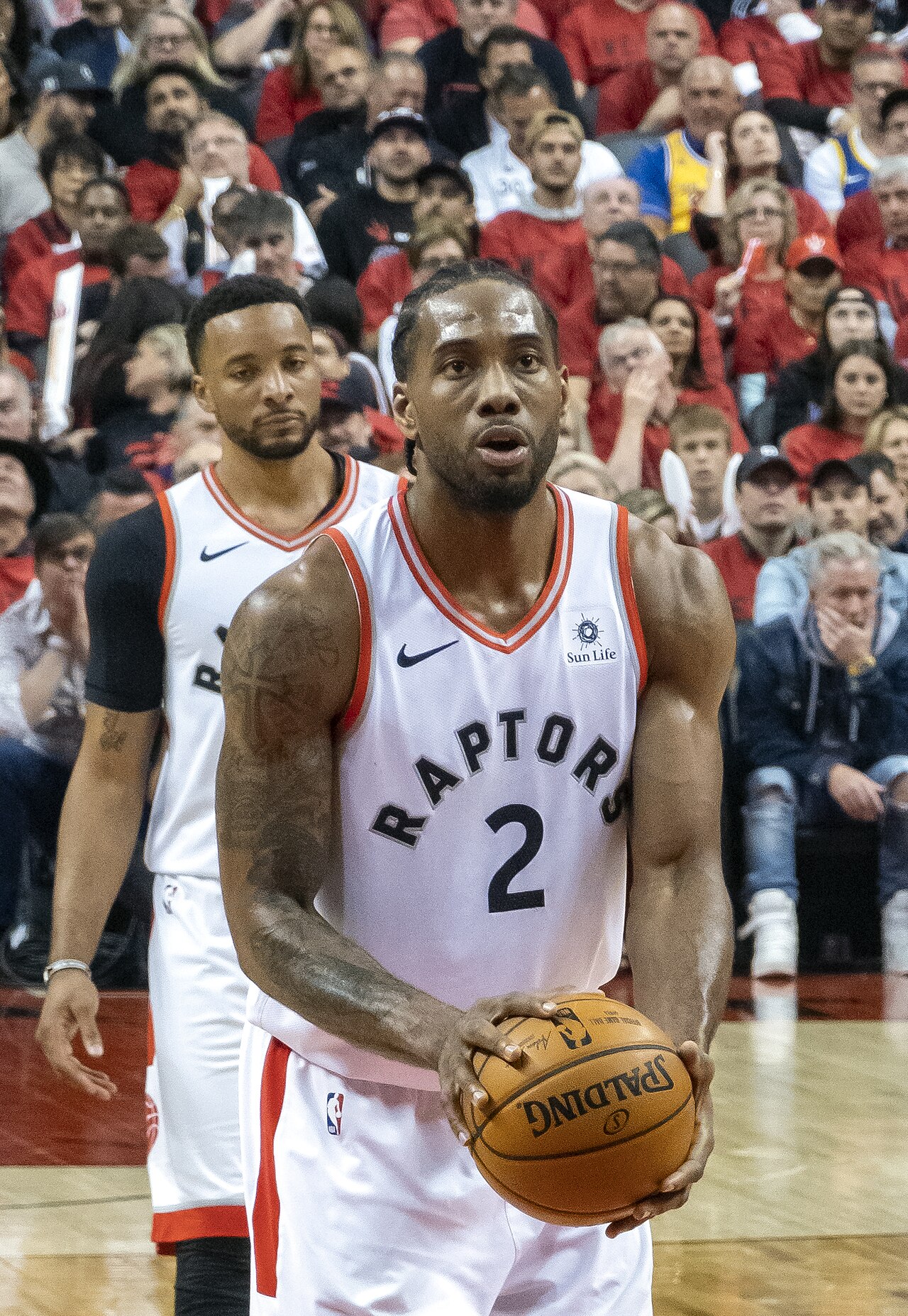 Kawhi Leonard wykonuje rzut wolny podczas drugiego meczu finałów NBA 2019, 2 czerwca 2019 r. Zdjęcie archiwalne; nie przedstawia opisywanego zdarzenia. Plik bez zmian redakcyjnych; miniatura dopasowana do układu strony.