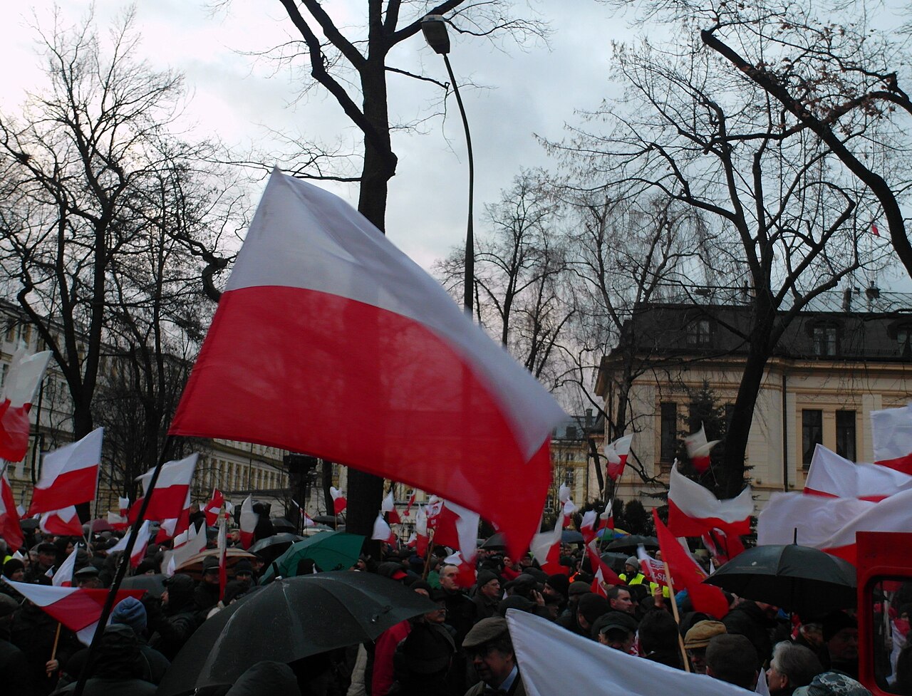 Demonstracja zwolenników zmian w prawie dotyczącym Trybunału Konstytucyjnego w Polsce, 13 grudnia 2015 r. Zdjęcie archiwalne; nie przedstawia opisywanego zdarzenia Plik bez zmian redakcyjnych; miniatura dopasowana do układu strony.