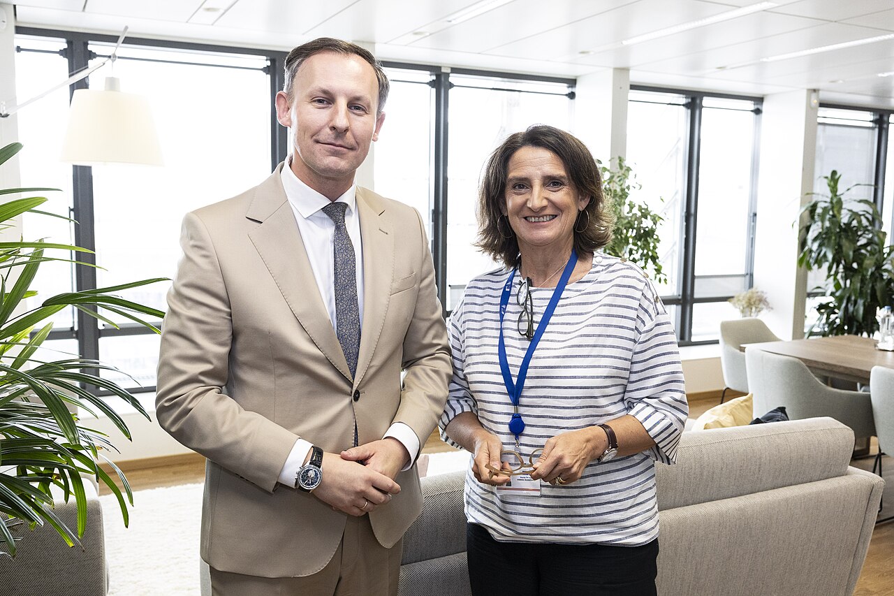 Tomasz Chróstny, prezes UOKiK (z lewej), i Teresa Ribera podczas wizyty w Komisji Europejskiej, 24 czerwca 2025 r. Zdjęcie archiwalne; nie przedstawia opisywanego zdarzenia Plik bez zmian redakcyjnych; miniatura dopasowana do układu strony.