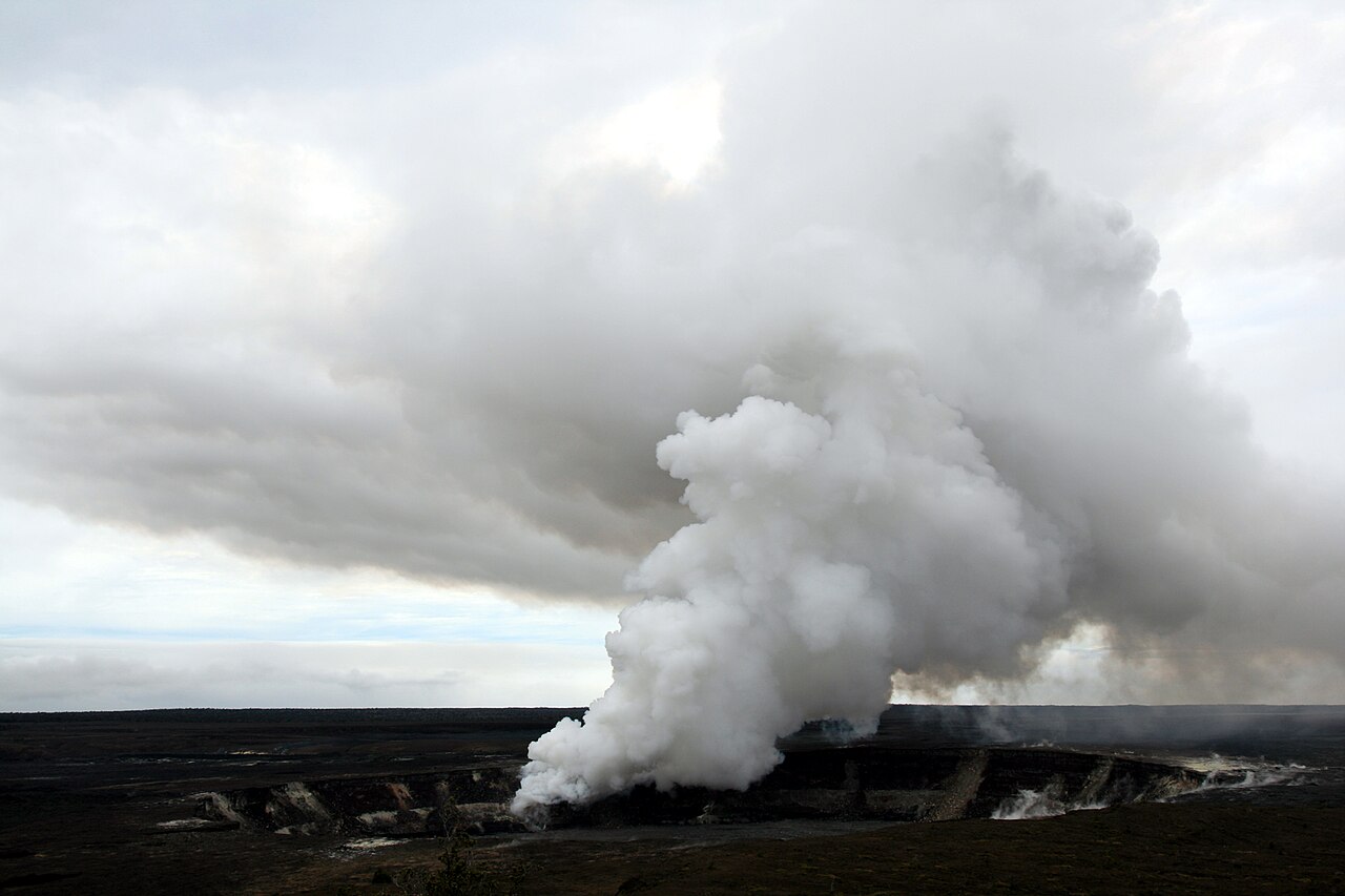Emisje dwutlenku siarki z otworu Halemaʻumaʻu w wulkanie Kīlauea, 2008. Zdjęcie archiwalne; nie przedstawia opisywanego zdarzenia Plik bez zmian redakcyjnych; miniatura dopasowana do układu strony.