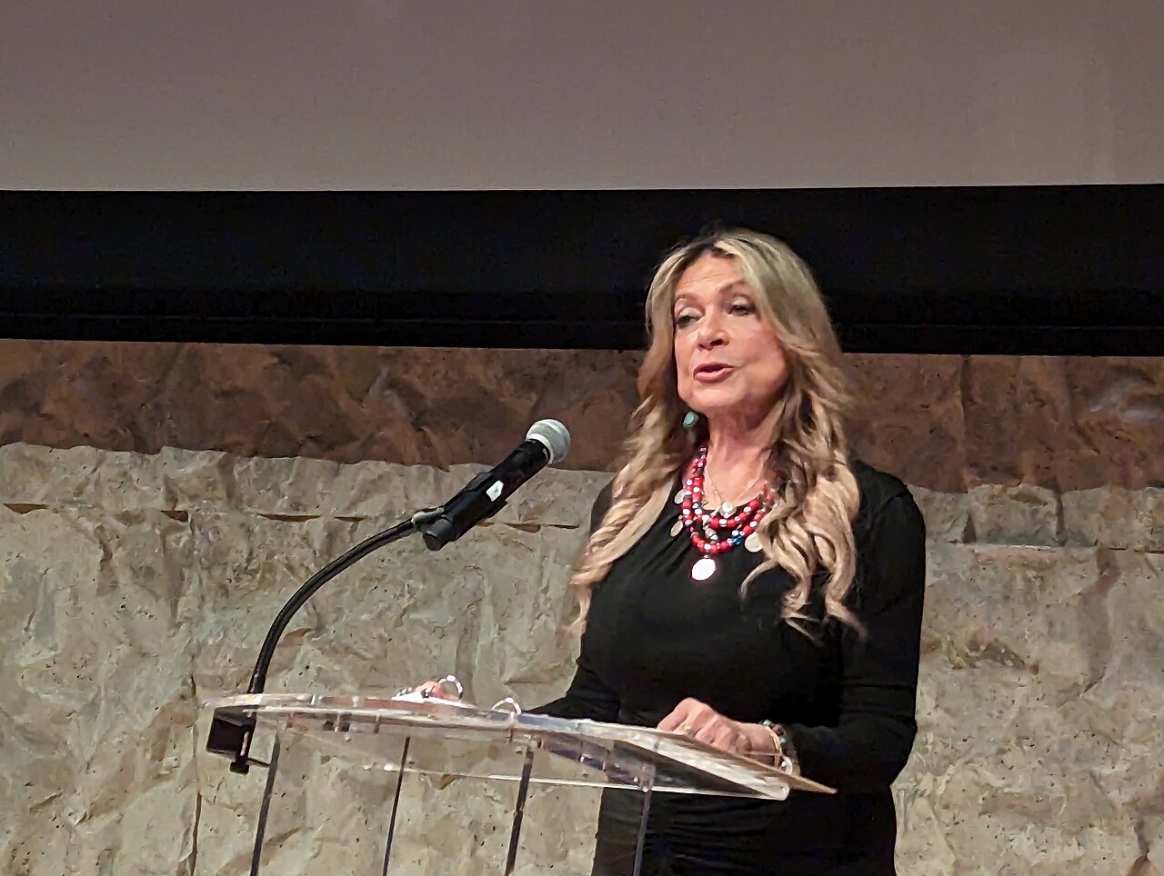 Ivonne Baki podczas prezentacji w kompleksie The Reach w Kennedy Center, 15 kwietnia 2023 r. Zdjęcie archiwalne; nie przedstawia opisywanego zdarzenia Plik bez zmian redakcyjnych; miniatura dopasowana do układu strony.
