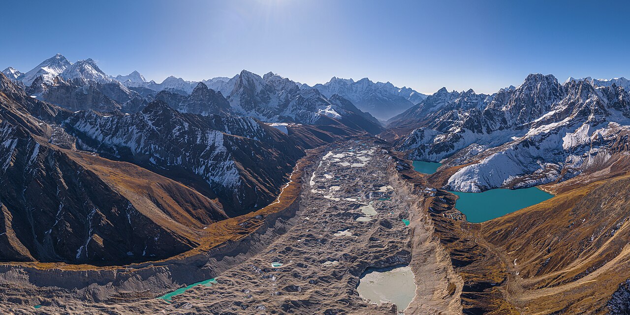 Widok z lotu ptaka na lodowiec Ngozumpa, jeziora Gokyo i szczyty Himalajów w Parku Narodowym Sagarmatha w Nepalu, 14 czerwca 2025 r. Zdjęcie archiwalne; nie przedstawia opisywanego zdarzenia Plik bez zmian redakcyjnych; miniatura dopasowana do układu strony.