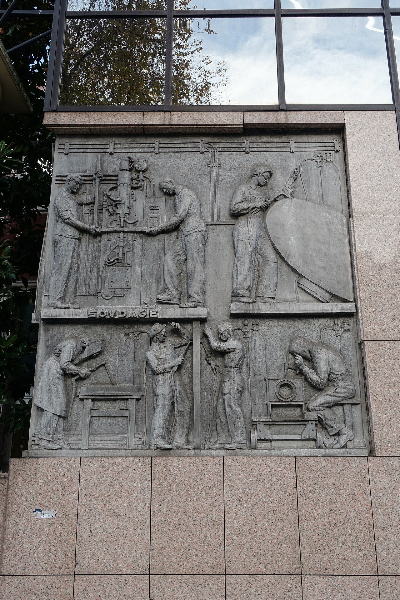 Siedziba Francuskiej Federacji Piłkarskiej (FFF) przy 87 boulevard de Grenelle w Paryżu, 11 grudnia 2016 r. Zdjęcie archiwalne; nie przedstawia opisywanego zdarzenia. Plik bez zmian redakcyjnych; miniatura dopasowana do układu strony.