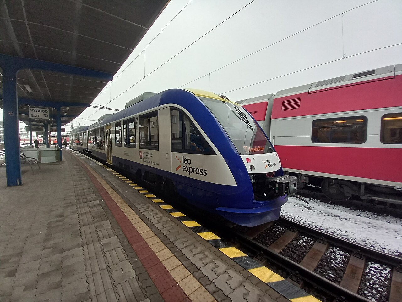 Pociąg Leo Express na stacji Bratislava hl.n., 23 grudnia 2023 r. Zdjęcie archiwalne; nie przedstawia opisywanego zdarzenia Plik bez zmian redakcyjnych; miniatura dopasowana do układu strony.
