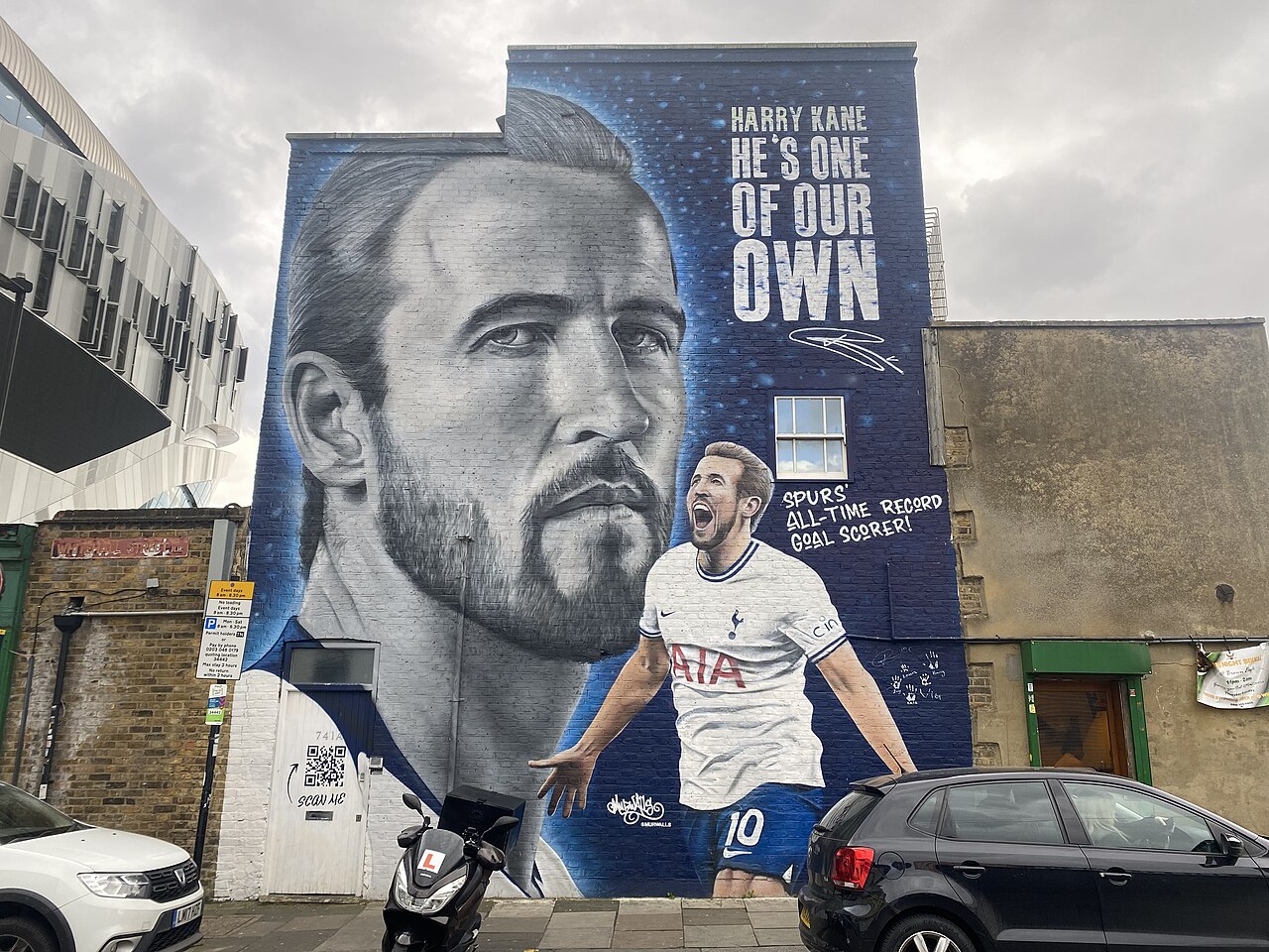 Mural przedstawiający piłkarza Harry’ego Kane’a przed stadionem Tottenham Hotspur, 14 marca 2025 r. Zdjęcie archiwalne; nie przedstawia opisywanego zdarzenia. Plik bez zmian redakcyjnych; miniatura dopasowana do układu strony.