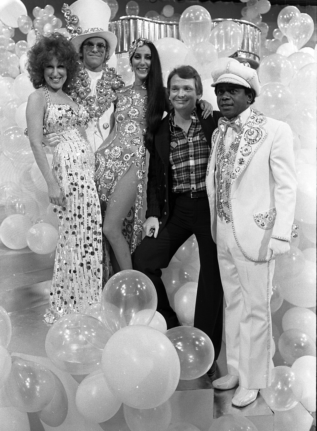 Bob Mackie z Bette Midler, Eltonem Johnem, Cher i Flipem Wilsonem podczas nagrywania programu specjalnego „The Cher Show” w studiu 3A CBS Television City, 19 stycznia 1975 roku. Zdjęcie archiwalne; nie przedstawia opisywanego zdarzenia Plik bez zmian redakcyjnych; miniatura dopasowana do układu strony.