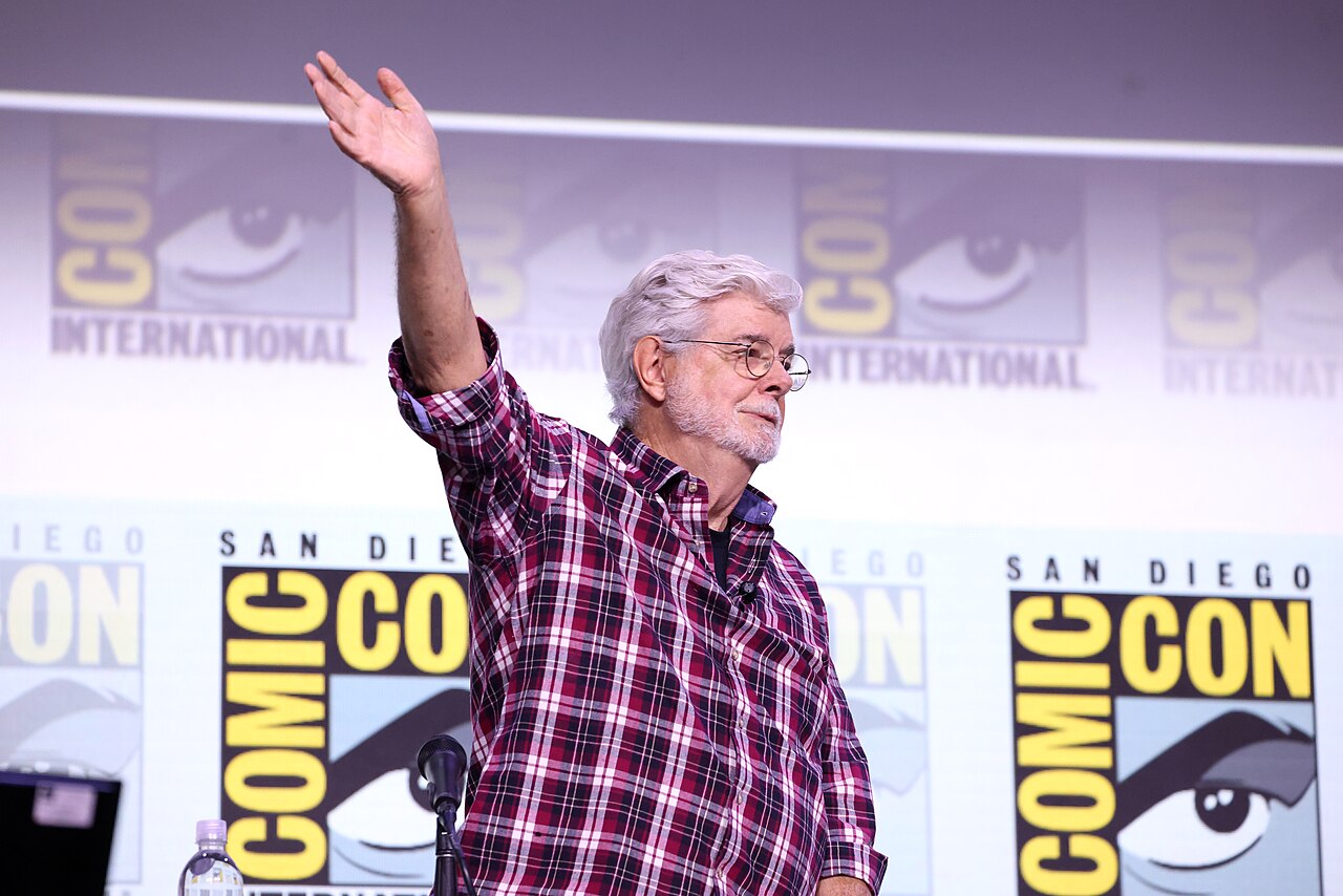 George Lucas podczas San Diego Comic-Con International, 27 lipca 2025 r., w San Diego Convention Center w San Diego w Kalifornii. Zdjęcie archiwalne; nie przedstawia opisywanego zdarzenia. Plik bez zmian redakcyjnych; miniatura dopasowana do układu strony.