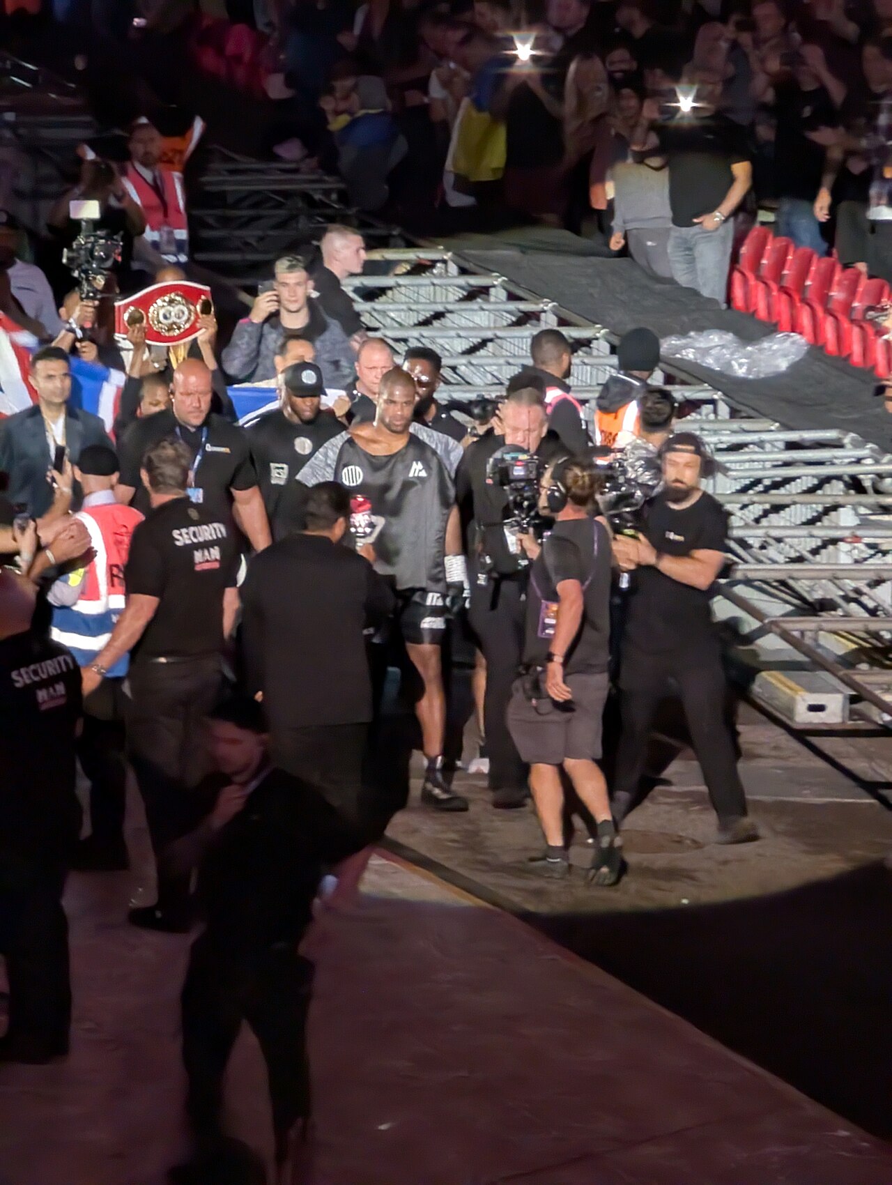 Daniel Dubois podczas wyjścia do walki z Ołeksandrem Usykiem na Wembley, 19 lipca 2025 r. Zdjęcie archiwalne; nie przedstawia opisywanego zdarzenia Plik bez zmian redakcyjnych; miniatura dopasowana do układu strony.