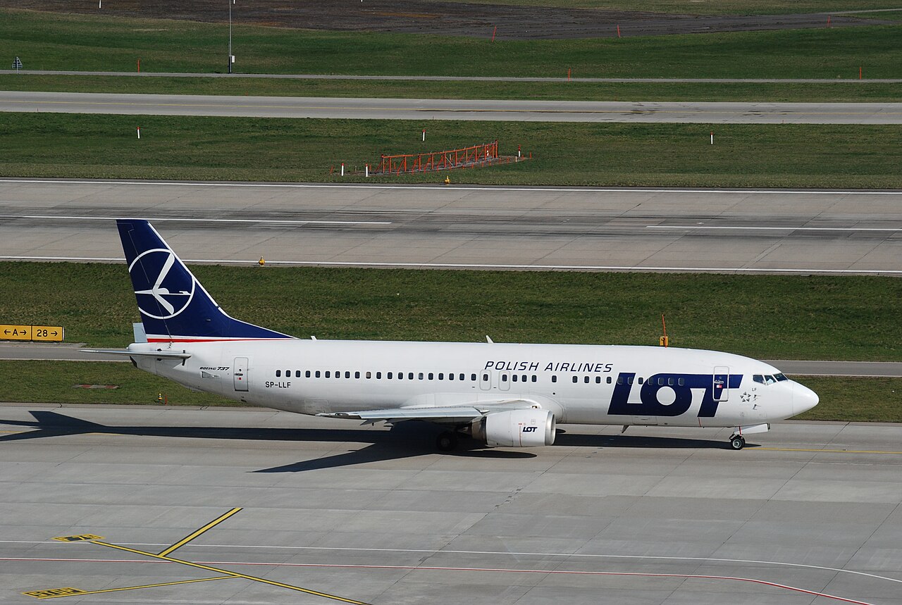 Boeing 737 linii LOT o znakach rejestracyjnych SP-LLF kołuje na pas 28 lotniska w Zurychu, 6 kwietnia 2018 r. Zdjęcie archiwalne; nie przedstawia opisywanego zdarzenia Plik bez zmian redakcyjnych; miniatura dopasowana do układu strony.
