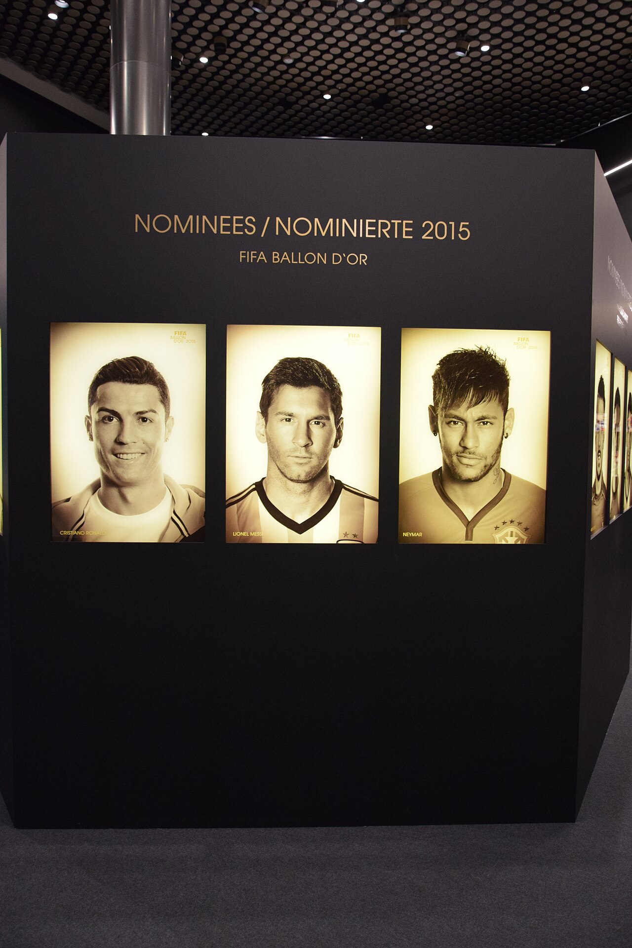 Eksponat FIFA Ballon d’Or Awards w Muzeum FIFA w Zurychu, sfotografowany 10 stycznia 2016 roku. Zdjęcie archiwalne; nie przedstawia opisywanego zdarzenia Plik bez zmian redakcyjnych; miniatura dopasowana do układu strony.
