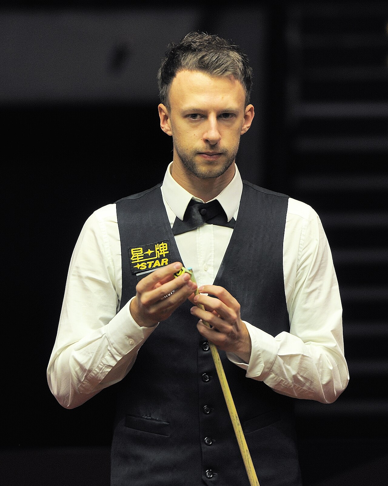 Judd Trump podczas turnieju Snooker German Masters w Berlinie, 1 lutego 2014 roku. Zdjęcie archiwalne; nie przedstawia opisywanego zdarzenia Plik bez zmian redakcyjnych; miniatura dopasowana do układu strony.
