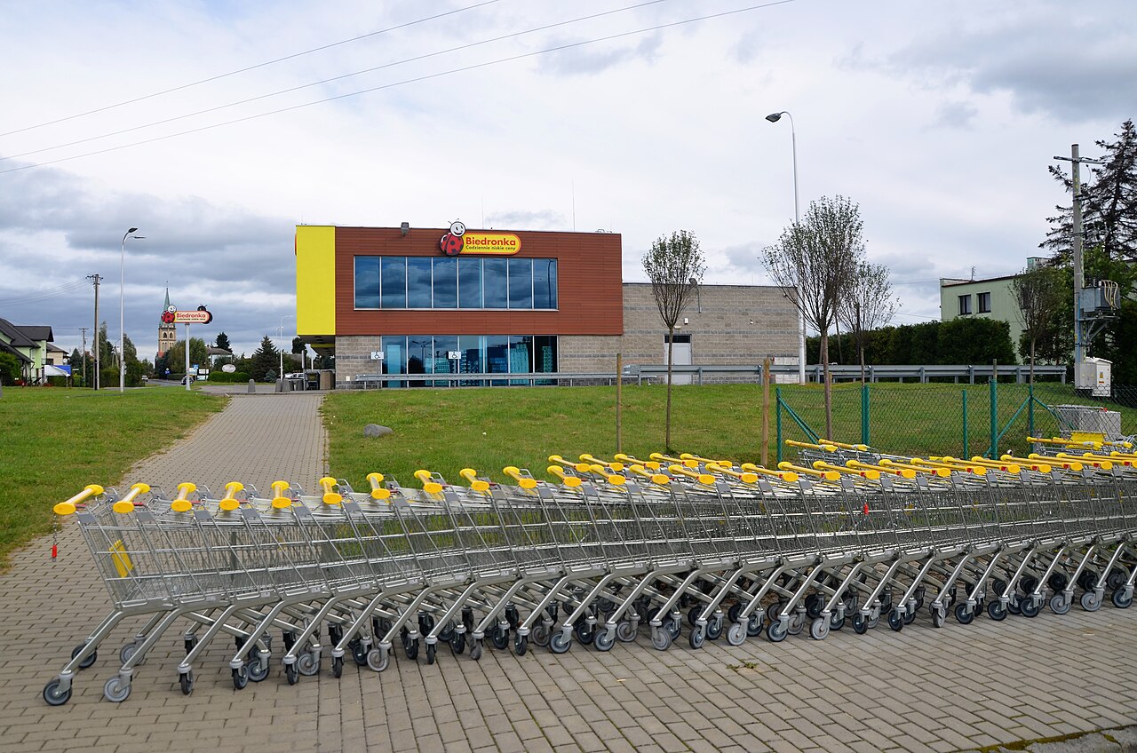 Supermarket Biedronka w Wilamowicach, 27 września 2020 r. Zdjęcie archiwalne; nie przedstawia opisywanego zdarzenia Plik bez zmian redakcyjnych; miniatura dopasowana do układu strony.