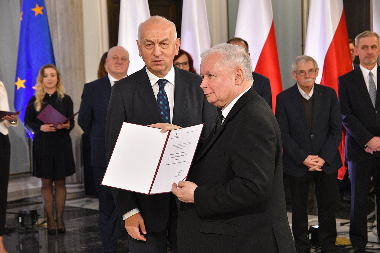 Jarosław Kaczyński podczas uroczystości wręczenia posłom Sejmu IX kadencji zaświadczeń o wyborze, 24 października 2019 r. Zdjęcie archiwalne; nie przedstawia opisywanego zdarzenia Plik bez zmian redakcyjnych; miniatura dopasowana do układu strony.