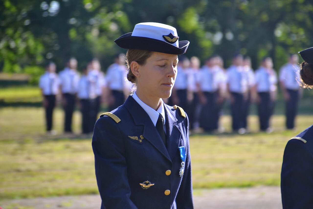 Sophie Adenot podczas uroczystości związanej z odznaczeniem Orderem Narodowym Zasługi, 6 lipca 2022 r. Zdjęcie archiwalne; nie przedstawia opisywanego zdarzenia Plik bez zmian redakcyjnych; miniatura dopasowana do układu strony.