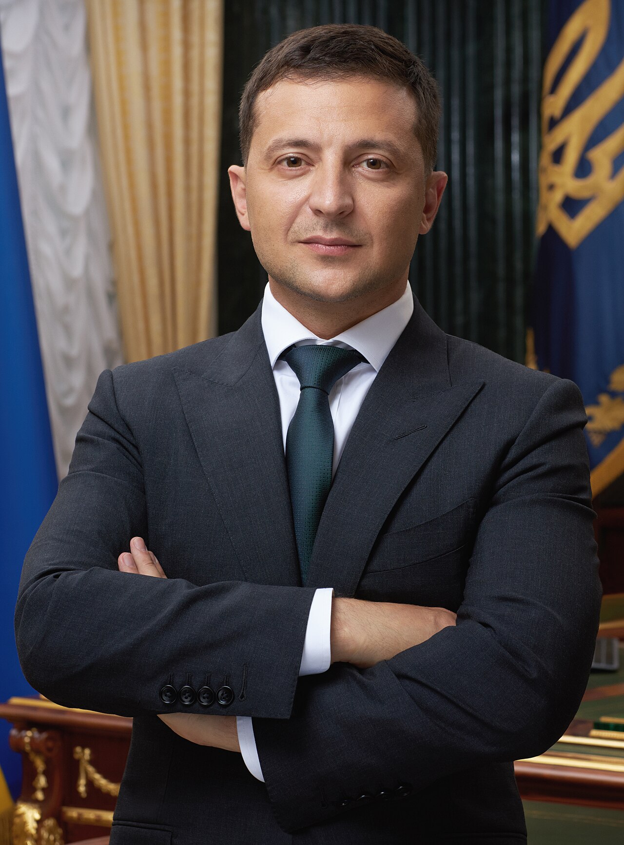 Wołodymyr Zełenski, oficjalny portret z 26 sierpnia 2019 r. Zdjęcie archiwalne; nie przedstawia opisywanego zdarzenia. Plik bez zmian redakcyjnych; miniatura dopasowana do układu strony.