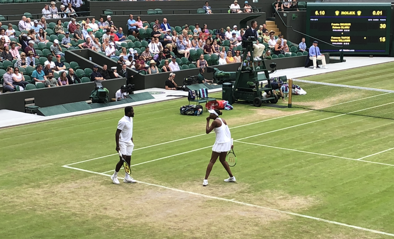 Venus Williams i Frances Tiafoe podczas gry deblowej na Wimbledonie, 8 lipca 2019 roku. Zdjęcie archiwalne; nie przedstawia opisywanego zdarzenia Plik bez zmian redakcyjnych; miniatura dopasowana do układu strony.