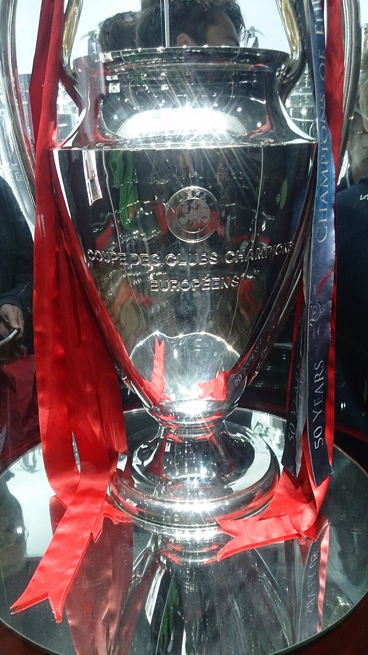 Trofeum Ligi Mistrzów UEFA, sfotografowane 27 września 2015 roku. Zdjęcie archiwalne; nie przedstawia opisywanego zdarzenia Plik bez zmian redakcyjnych; miniatura dopasowana do układu strony.