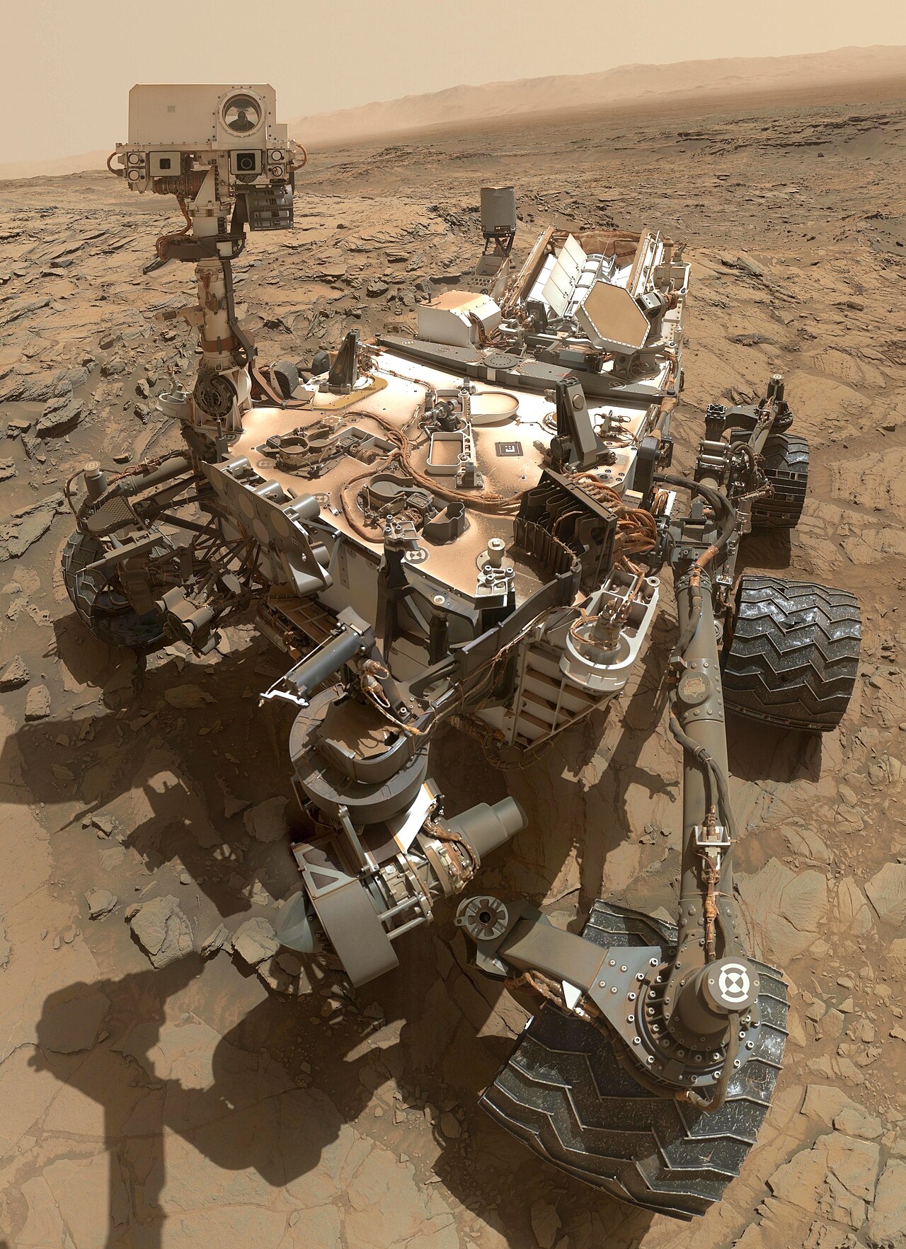 Autoportret łazika Curiosity w miejscu wiercenia „Big Sky” w kraterze Gale, wykonany 7 października 2015 roku kamerą MAHLI. Zdjęcie archiwalne; nie przedstawia opisywanego zdarzenia Plik bez zmian redakcyjnych; miniatura dopasowana do układu strony.