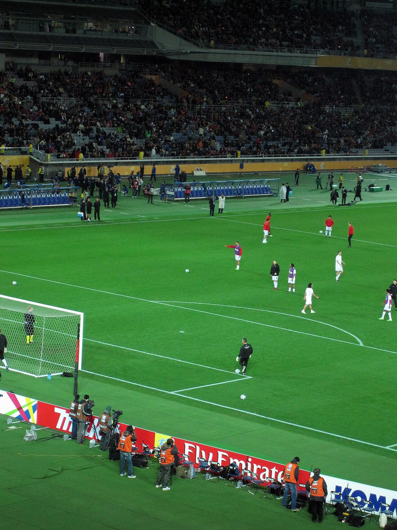 Manchester United podczas treningu przed meczem z Gamba Osaka na stadionie Nissan w Jokohamie, 18 grudnia 2008 r. Zdjęcie archiwalne; nie przedstawia opisywanego zdarzenia Plik bez zmian redakcyjnych; miniatura dopasowana do układu strony.