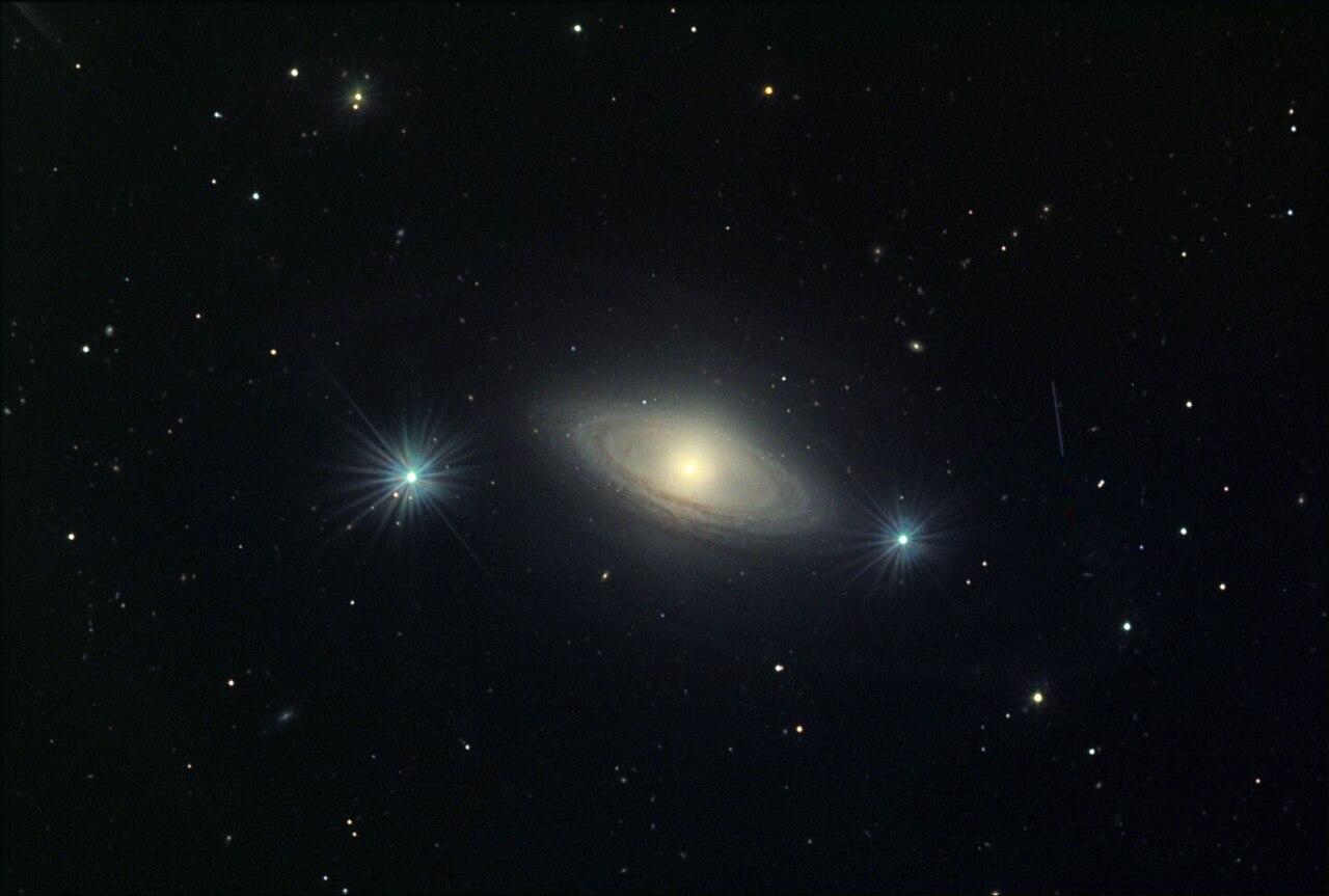 Galaktyka spiralna z poprzeczką NGC 4698, należąca do gromady w Pannie i położona około 55 milionów lat świetlnych od Ziemi. Zdjęcie wykonano 4 marca 2014 roku w ramach programu Advanced Observing Program w Kitt Peak Visitor Center. Zdjęcie archiwalne; nie przedstawia opisywanego zdarzenia Plik bez zmian redakcyjnych; miniatura dopasowana do układu strony.