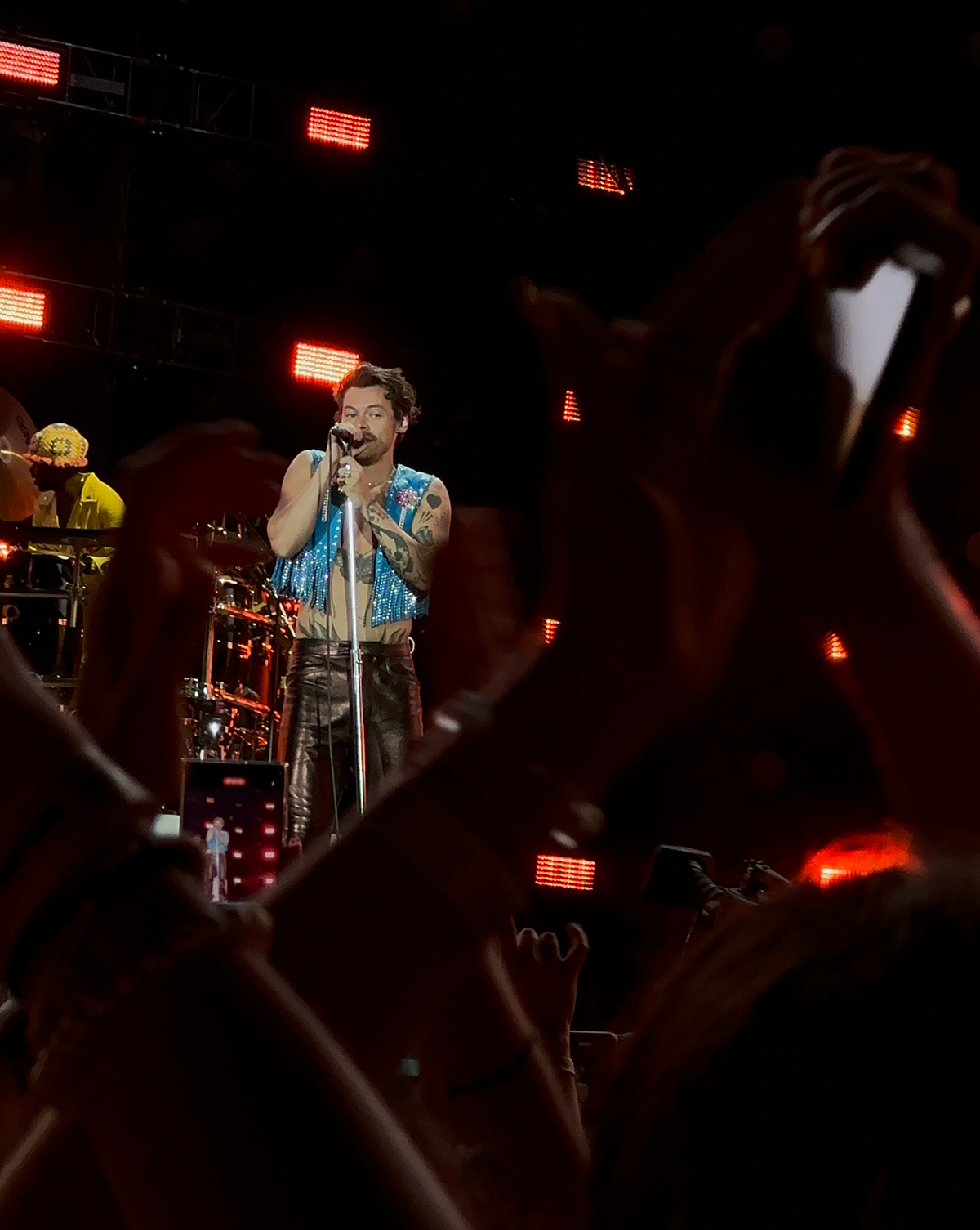 Harry Styles na scenie podczas koncertu Love On Tour w Barcelonie, 12 lipca 2023 roku. Zdjęcie archiwalne; nie przedstawia opisywanego zdarzenia Plik bez zmian redakcyjnych; miniatura dopasowana do układu strony.