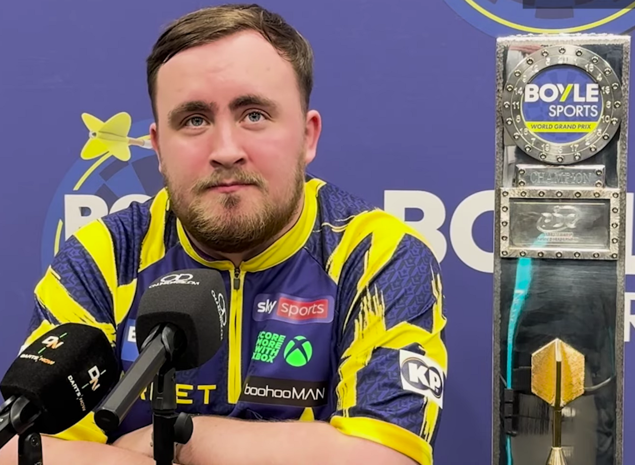 Luke Littler z trofeum World Grand Prix w 2025 roku, 12 października 2025. Zdjęcie archiwalne; nie przedstawia opisywanego zdarzenia. Plik bez zmian redakcyjnych; miniatura dopasowana do układu strony.