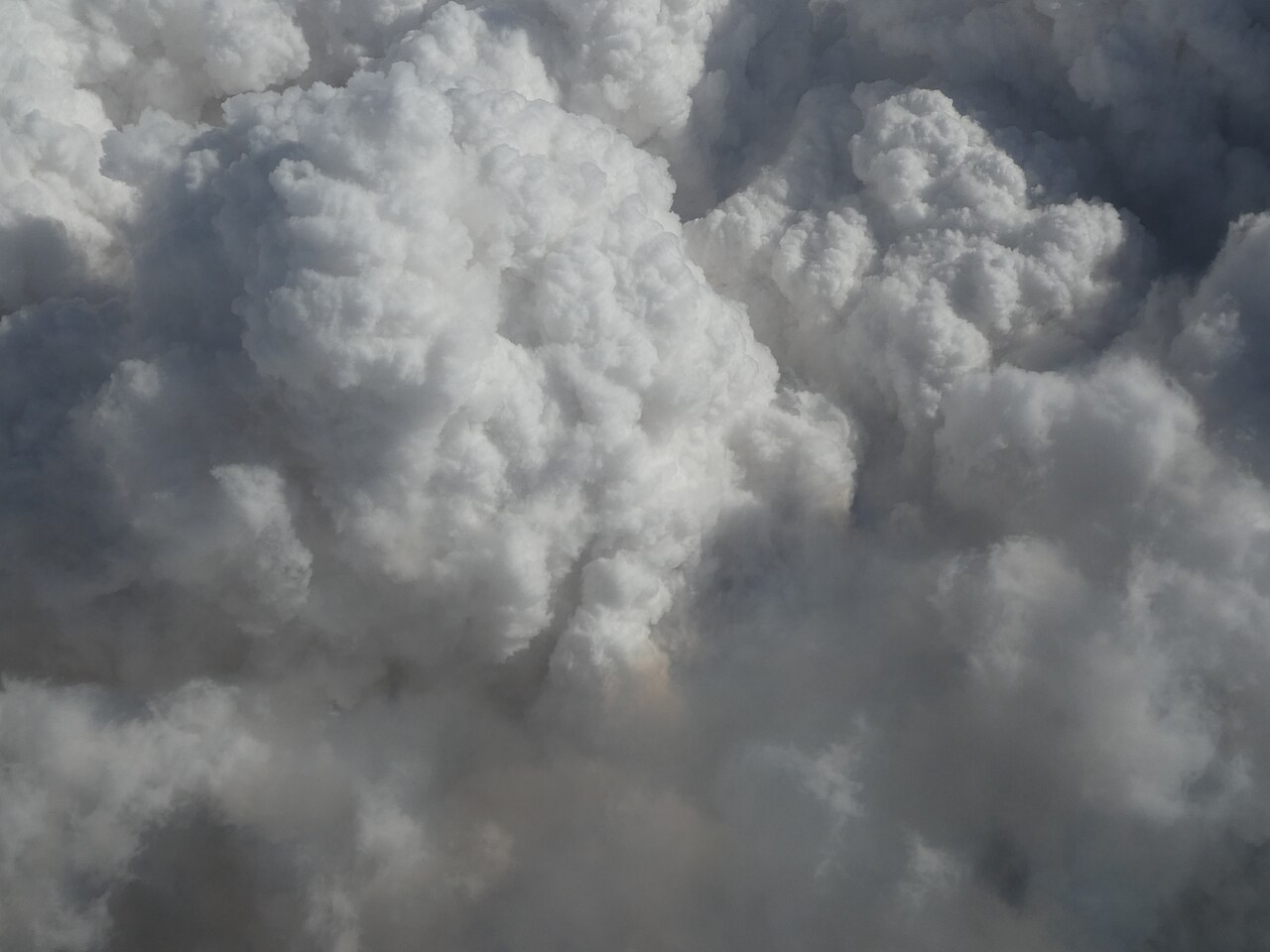 Chmura pirokumulonimbus sfotografowana z pokładu samolotu komercyjnego 4 stycznia 2020 r. Zdjęcie archiwalne; nie przedstawia opisywanego zdarzenia Plik bez zmian redakcyjnych; miniatura dopasowana do układu strony.