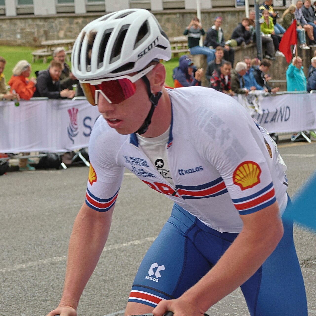 Matthew Brennan reprezentujący Wielką Brytanię podczas juniorskiego wyścigu ze startu wspólnego na mistrzostwach świata UCI w Glasgow, na podjeździe Montrose Street, 5 sierpnia 2023 roku. Zdjęcie archiwalne; nie przedstawia opisywanego zdarzenia Plik bez zmian redakcyjnych; miniatura dopasowana do układu strony.