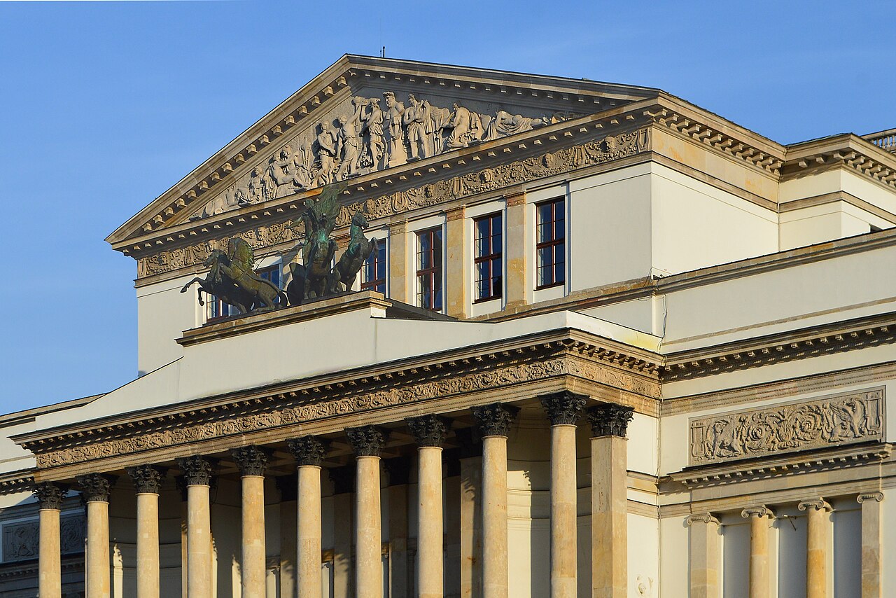 Fasada Teatru Wielkiego w Warszawie z rzeźbami, sfotografowana 8 września 2023 r. Zdjęcie archiwalne; nie przedstawia opisywanego zdarzenia. Plik bez zmian redakcyjnych; miniatura dopasowana do układu strony.