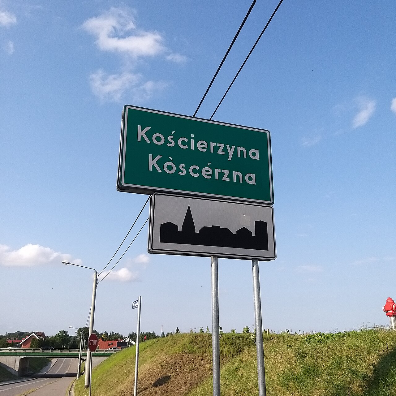 Dwujęzyczny polsko-kaszubski znak drogowy w Kościerzynie, sfotografowany 24 lipca 2021 r. Zdjęcie archiwalne; nie przedstawia opisywanego zdarzenia Plik bez zmian redakcyjnych; miniatura dopasowana do układu strony.