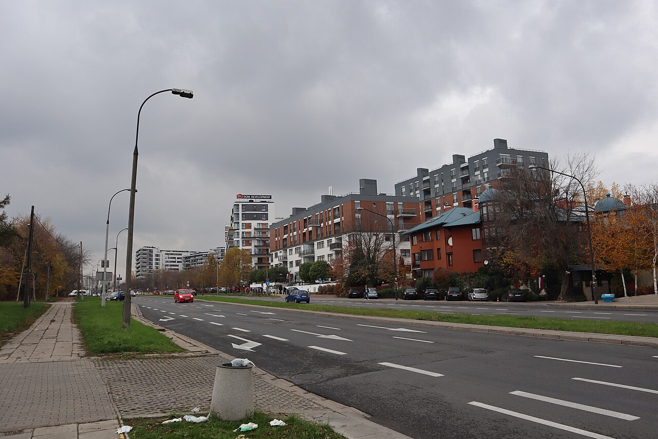 Zabudowa mieszkaniowa przy alei Wilanowskiej w Warszawie, 10 listopada 2019 r. Zdjęcie archiwalne; nie przedstawia opisywanego zdarzenia Plik bez zmian redakcyjnych; miniatura dopasowana do układu strony.