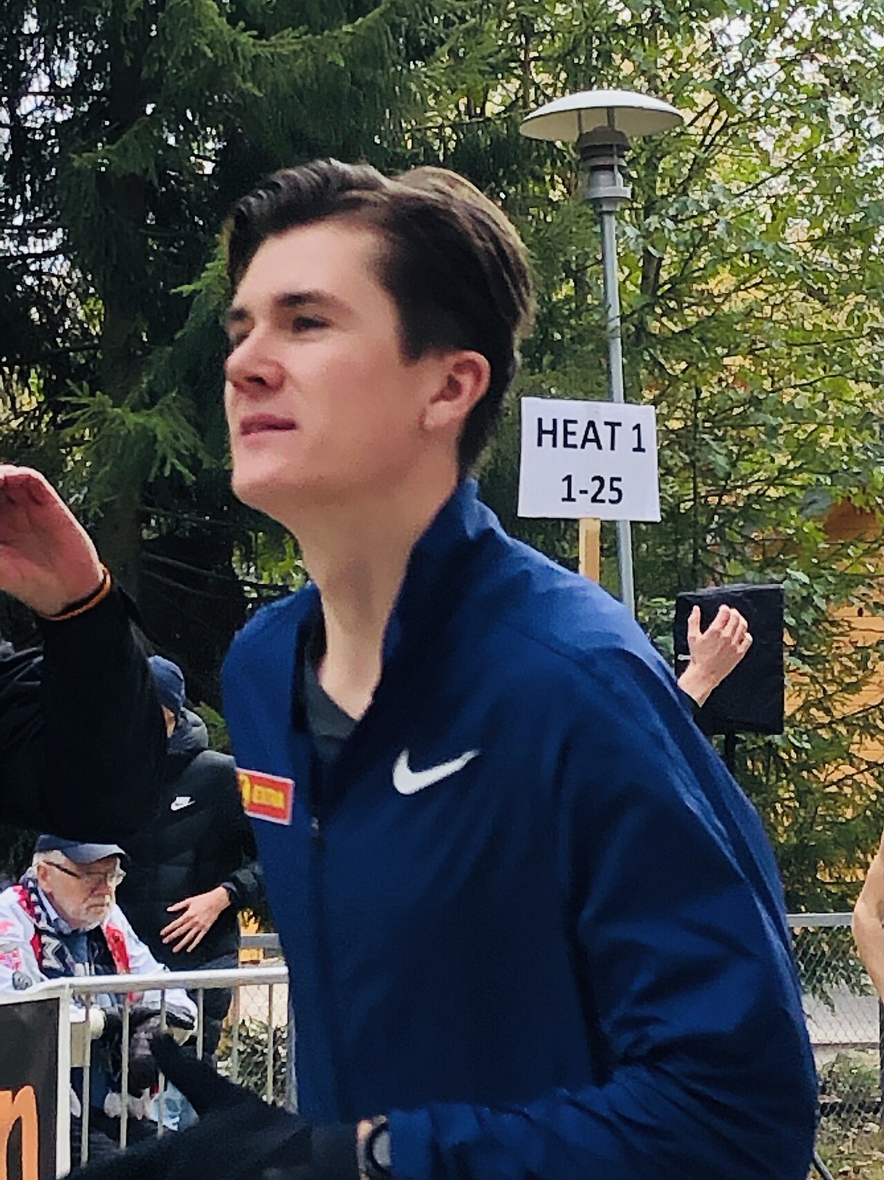 Jakob Ingebrigtsen podczas biegu Hytteplanmila, 17 października 2020 roku. Zdjęcie archiwalne; nie przedstawia opisywanego zdarzenia Plik bez zmian redakcyjnych; miniatura dopasowana do układu strony.