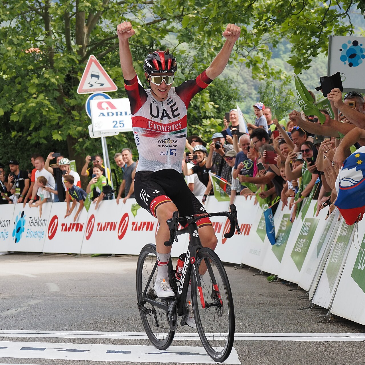 Tadej Pogačar świętuje zwycięstwo na zamku w Celje podczas trzeciego etapu Tour of Slovenia, 17 czerwca 2022 roku. Zdjęcie archiwalne; nie przedstawia opisywanego zdarzenia Plik bez zmian redakcyjnych; miniatura dopasowana do układu strony.