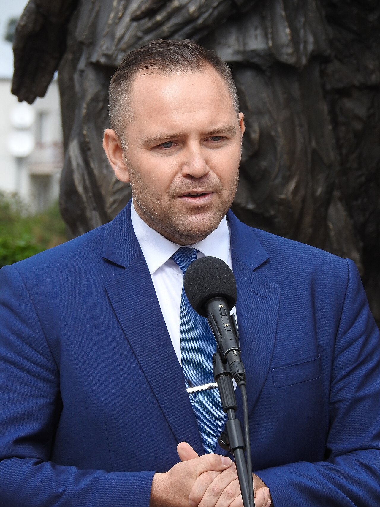 Karol Nawrocki podczas uroczystości odsłonięcia Pomnika Żołnierzy Wyklętych Niezłomnych w Mielcu, 3 września 2022 r. Zdjęcie archiwalne; nie przedstawia opisywanego zdarzenia. Plik bez zmian redakcyjnych; miniatura dopasowana do układu strony.