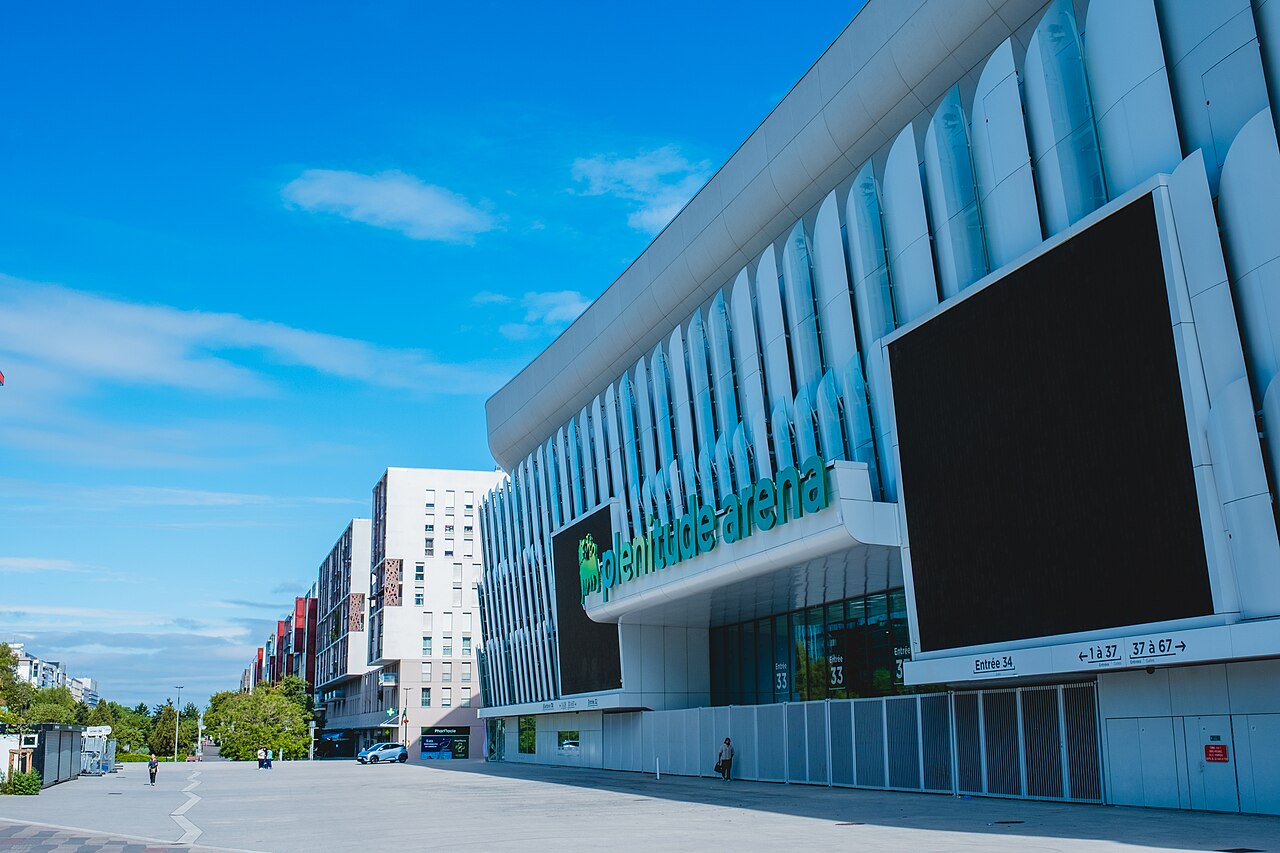 Fasada Plenitude Arena z nowym oznakowaniem nad zadaszeniem przy wejściu 33, 2 lipca 2026 r. Zdjęcie archiwalne; nie przedstawia opisywanego zdarzenia Plik bez zmian redakcyjnych; miniatura dopasowana do układu strony.