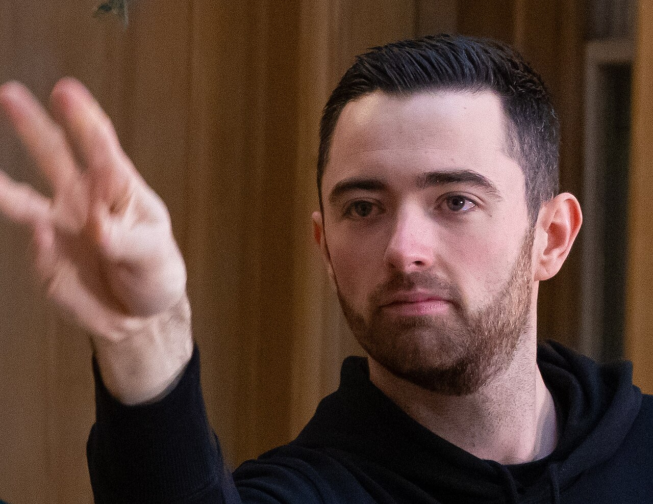 Luke Humphries podczas wizyty w siedzibie premiera Wielkiej Brytanii przy Downing Street, 5 stycznia 2024 r. Zdjęcie archiwalne; nie przedstawia opisywanego zdarzenia. Plik bez zmian redakcyjnych; miniatura dopasowana do układu strony.