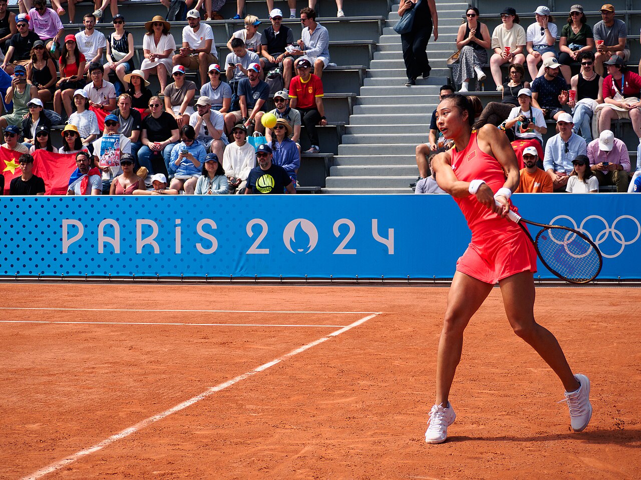 Qinwen Zheng podczas meczu pierwszej rundy z Sarą Errani na igrzyskach olimpijskich w Paryżu, 28 lipca 2024 roku. Zdjęcie archiwalne; nie przedstawia opisywanego zdarzenia Plik bez zmian redakcyjnych; miniatura dopasowana do układu strony.