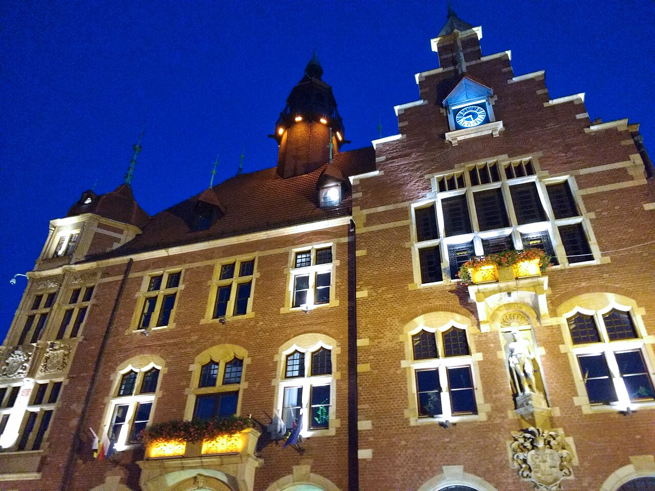 Ratusz na Rynku w Tarnowskich Górach, Polska, sfotografowany 23 sierpnia 2017 r. Zdjęcie archiwalne; nie przedstawia opisywanego zdarzenia. Plik bez zmian redakcyjnych; miniatura dopasowana do układu strony.