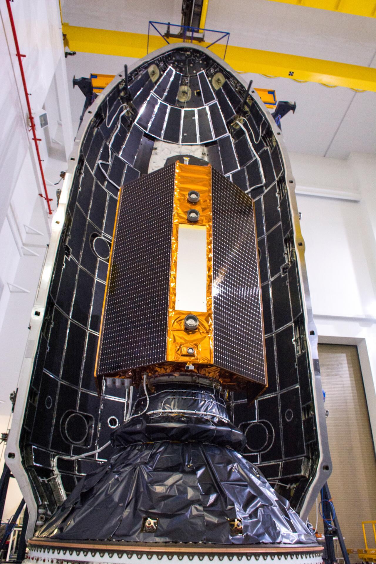 Satelita Sentinel-6 Michael Freilich (Sentinel-6A) w osłonie ładunku w ośrodku SpaceX w bazie Vandenberg w Kalifornii, 3 listopada 2020 r. Zdjęcie archiwalne; nie przedstawia opisywanego zdarzenia Plik bez zmian redakcyjnych; miniatura dopasowana do układu strony.